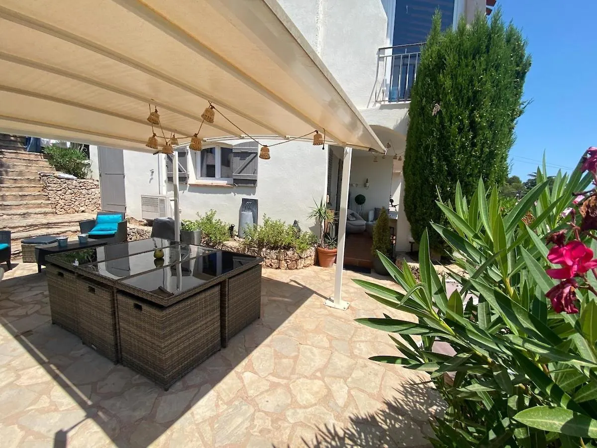 Holiday home Maison Au Calme Dans Residence Privee Avec Piscine Vue Mer Frejus